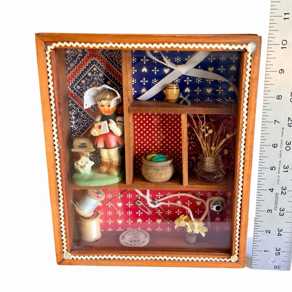 Vintage Wood Glass Wall Shadow Box Diorama Trinket Shelf 1970S Hummel Sewing - Picture 15 of 16